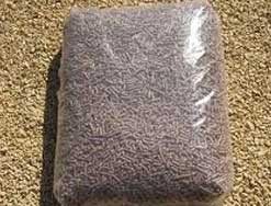 Cada saco de pellets contiene 15 Kg. Los sacos son de plástico, cerrados e impermeables, se pueden almacenar en el exterior pero aconsejamos guardarlo en lugar seco y fresco.